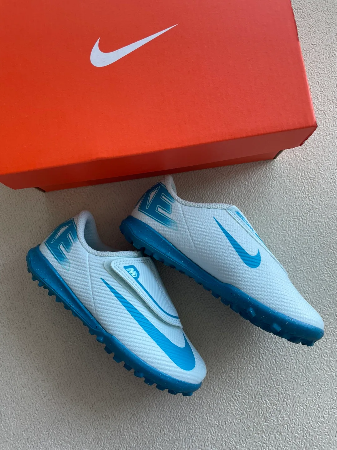 나이키 풋살화 축구화 140 (거의 새상품)