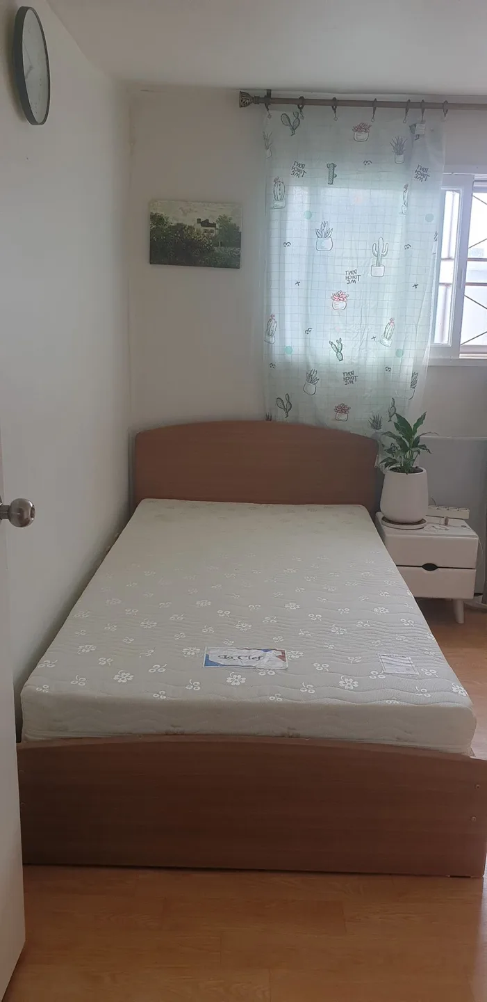 It is for sale with its base. 그건 중고침대예요. 받침대 포함으로 판매합니다.