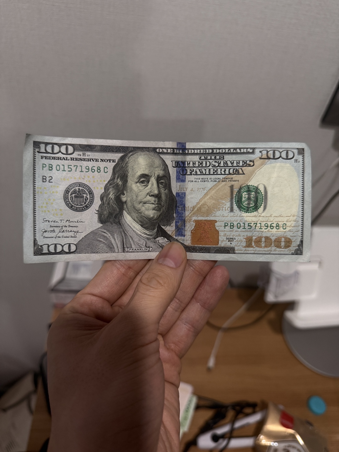 100달러 14.6 13에 팝니다.