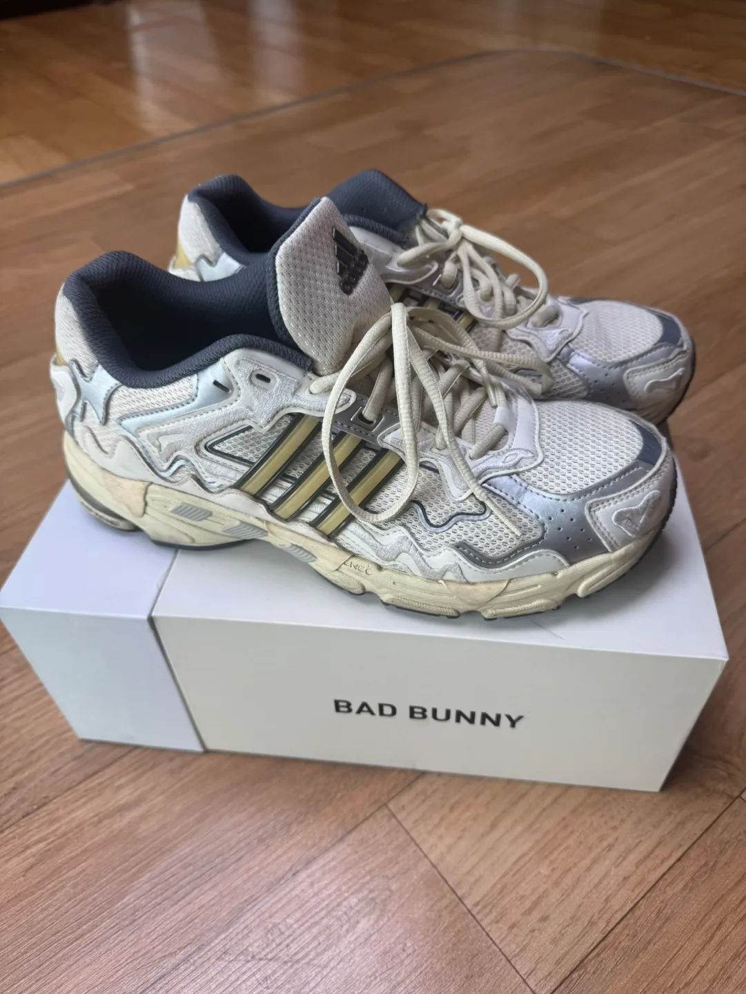 (중고) 아디다스 리스폰스 CL 배드 버니 화이트 샌드 270