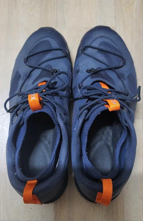 아크테릭스 신발 팝니다.