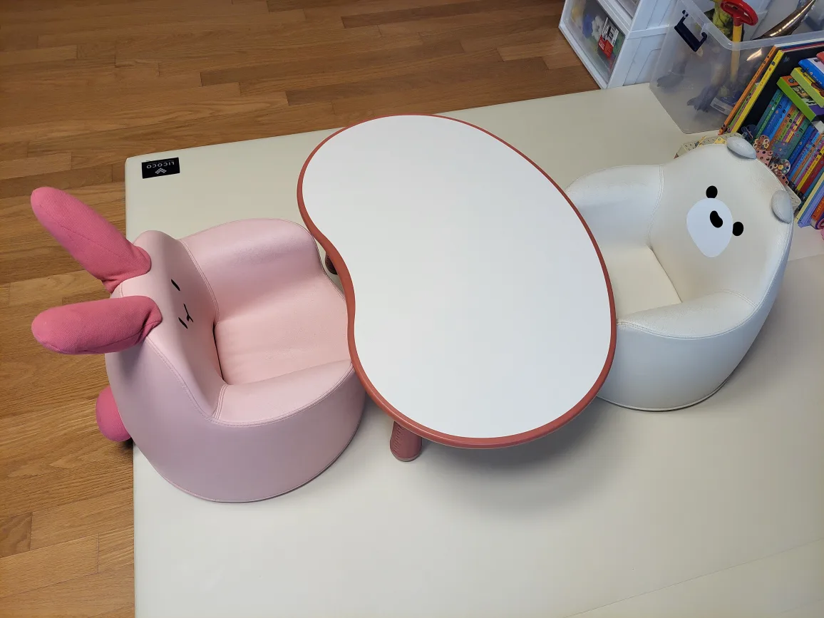 일룸 땅콩책상 및 버니아코 소파 판매합니다.