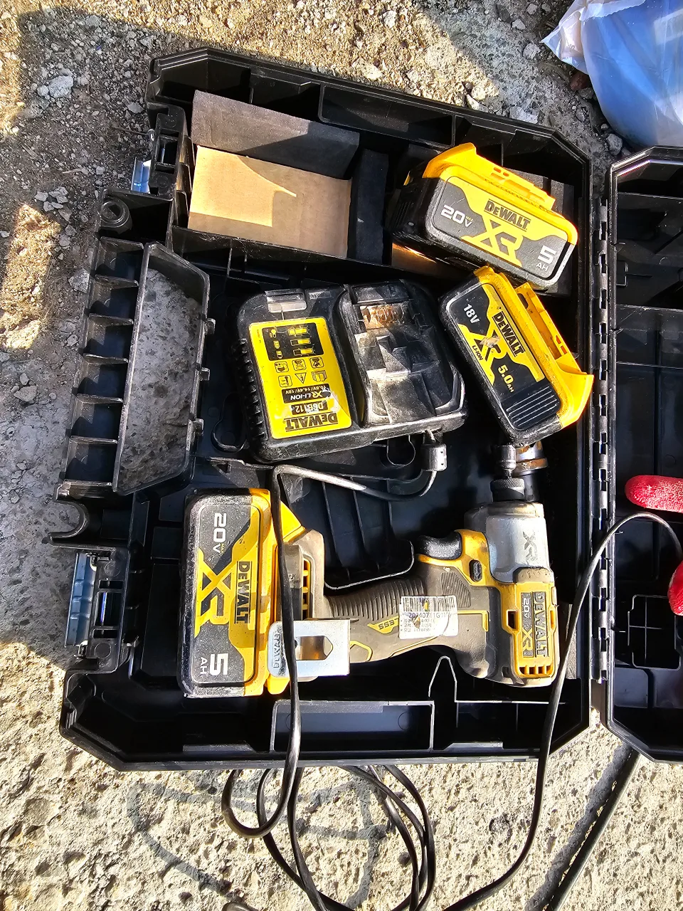 공구 (디월드: 임팩,충전기,밧데리 3개 )