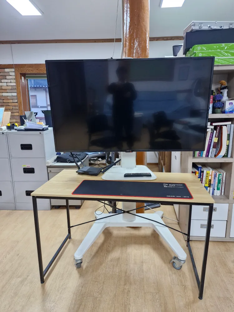 [모니터 세트 중고 판매합니다 - 55인치 UHD / 스탠드+테이블 포함]