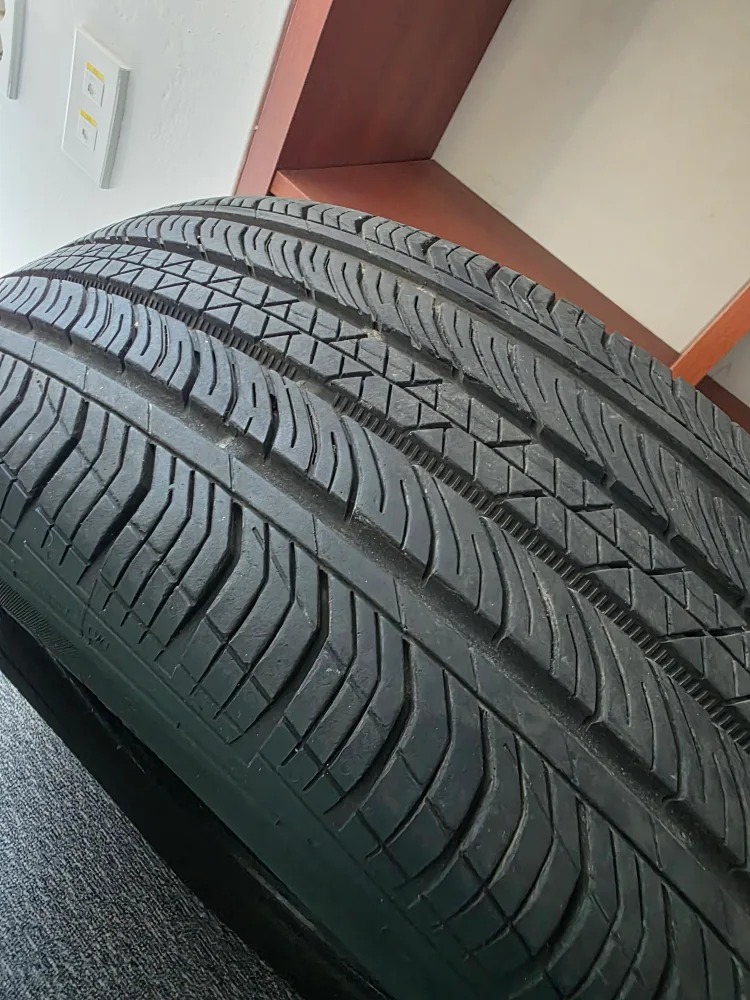 중고타이어 콘티넨탈 215 60 R 17 한짝판매해요.