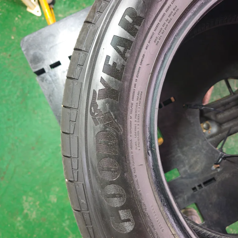 235-60-18  굿~이어 중고타이어