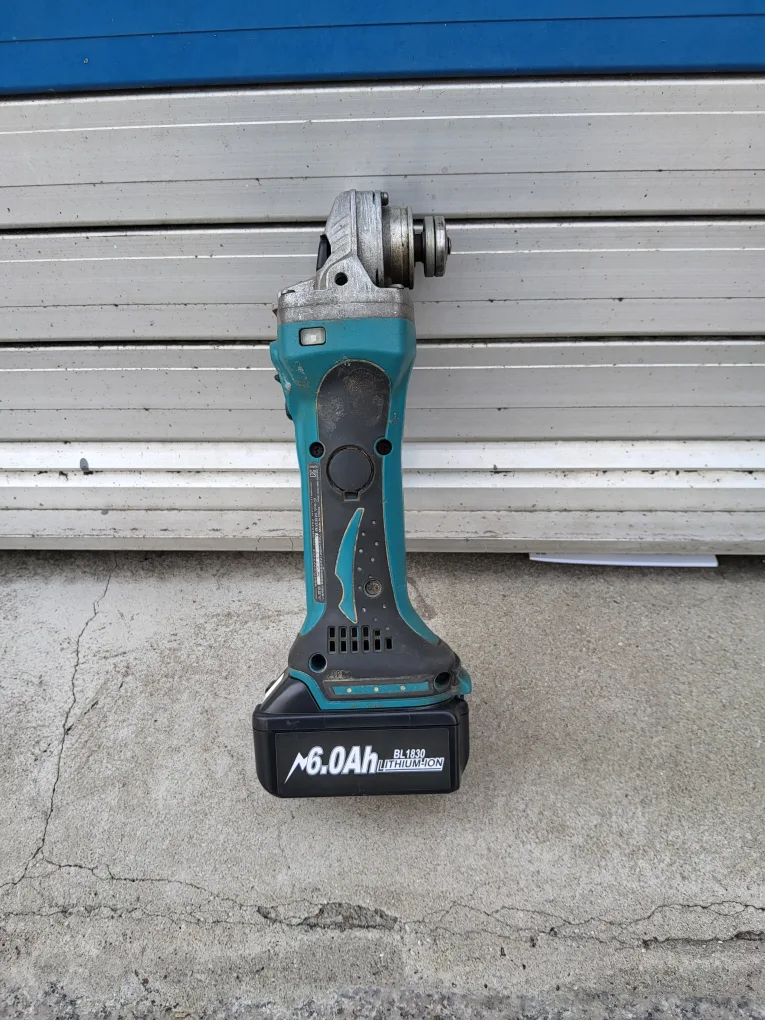 마끼다4인치 18ㅡ6.0그라인더 중고