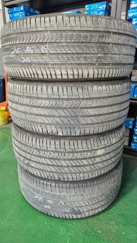 중고타이어 235 45 19 4본 팝니다.