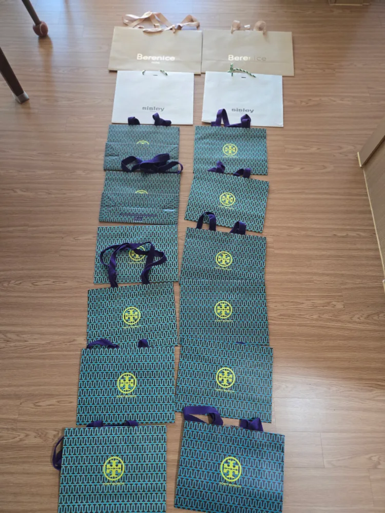 토리버치 쇼핑백 판매합니다.