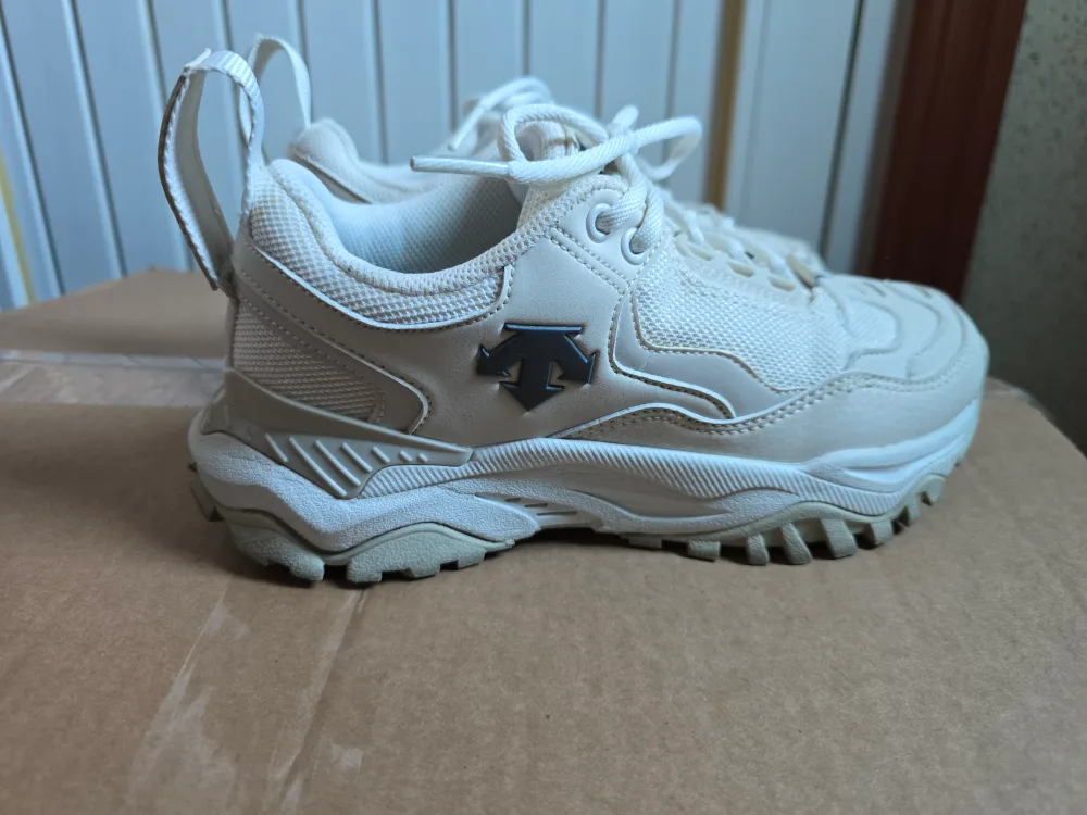 데상트 TURBO 220 운동화