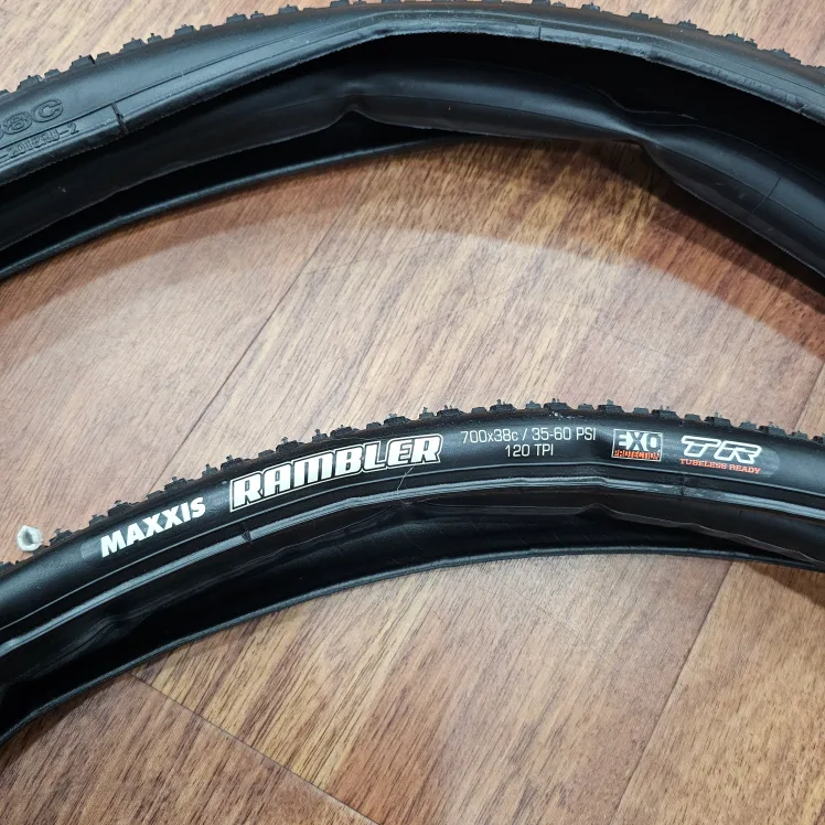 맥시스 램블러 700x38c 타이어 2개 중고 팝니다.