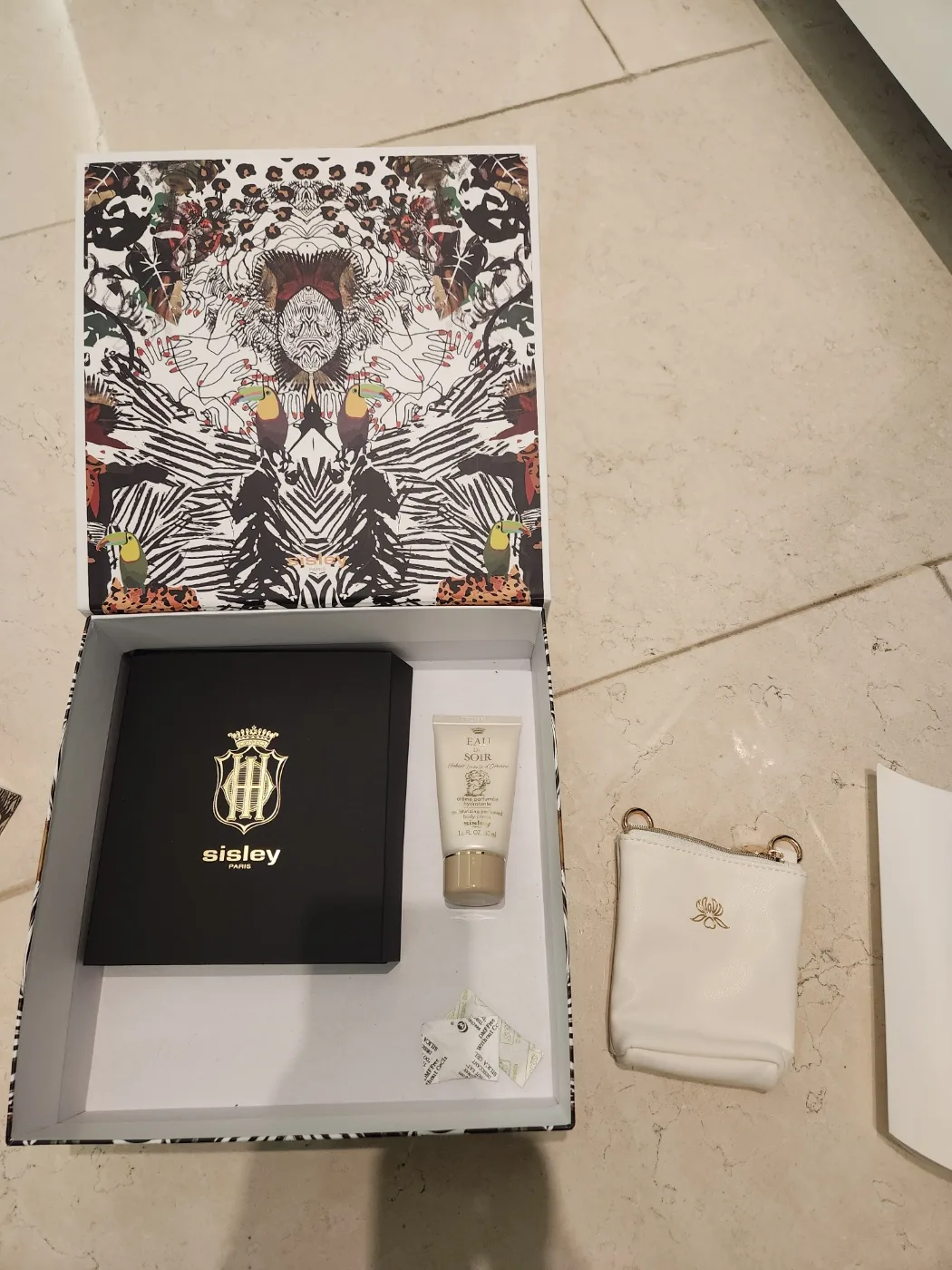 고급 프랑스 화장품 시슬리 향수와 핸드크림입니다.(하얀 새파우치도 함께 드려요)