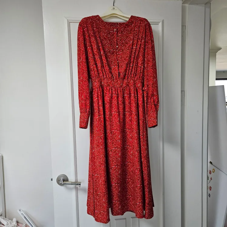 오고있는 봄에 입기좋은 빨간 꽃무늬 원피스입니다 :-)