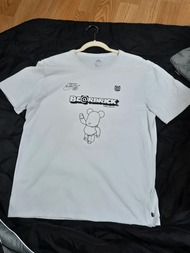 나이키 반팔 티셔츠 L 베어브릭