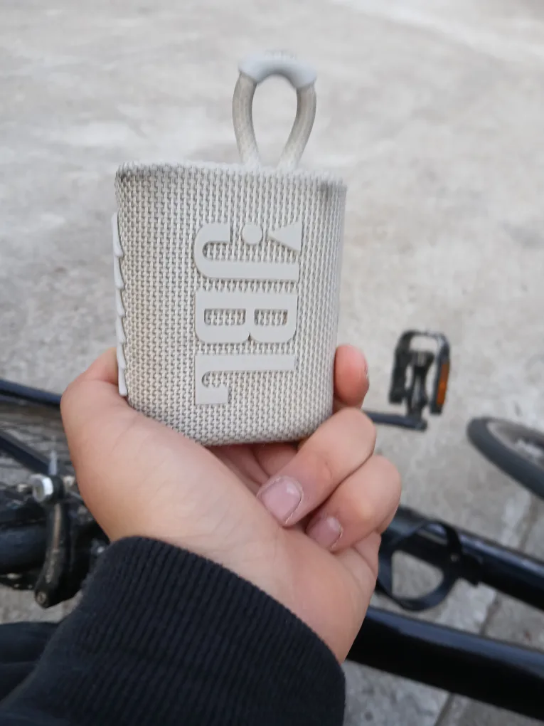 JBL스피커팝니다 자전거에들어가요.