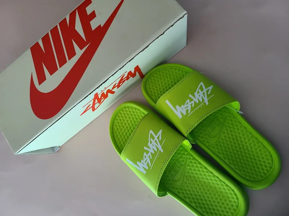 스투시×나이키 슬리퍼, 스트릿룩에 찰떡!