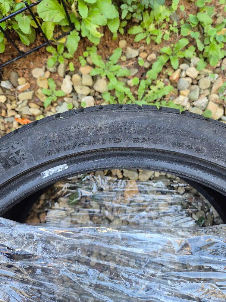 넥센 윈터타이어 225/40 18 중고 4개 팝니다.
