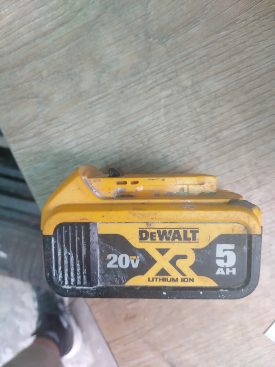 디월트밧데리 20볼트중고 5개월정도사용