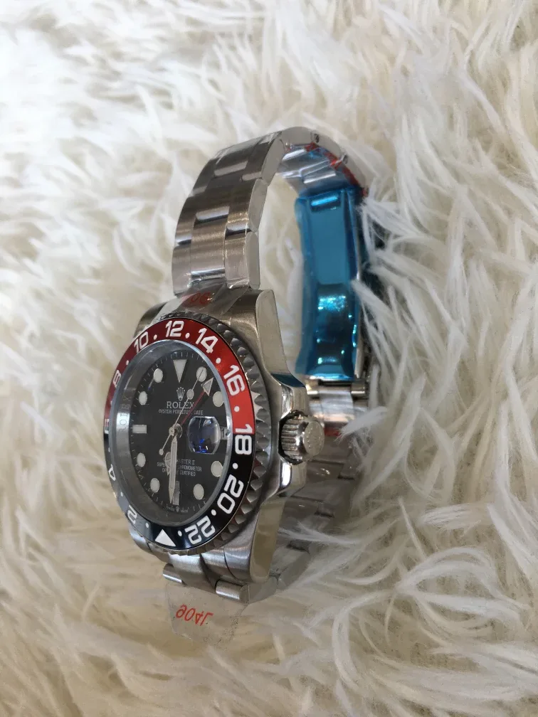 클래식 무드 가득한 코크 베젤 시계