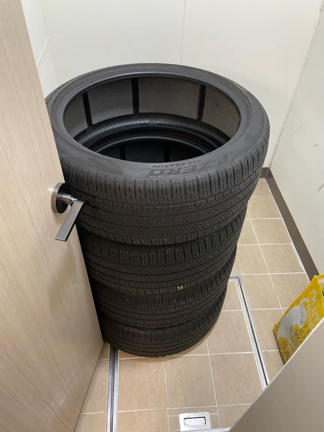중고 타이어 245/40R20 피렐리 피제로 올시즌 elect