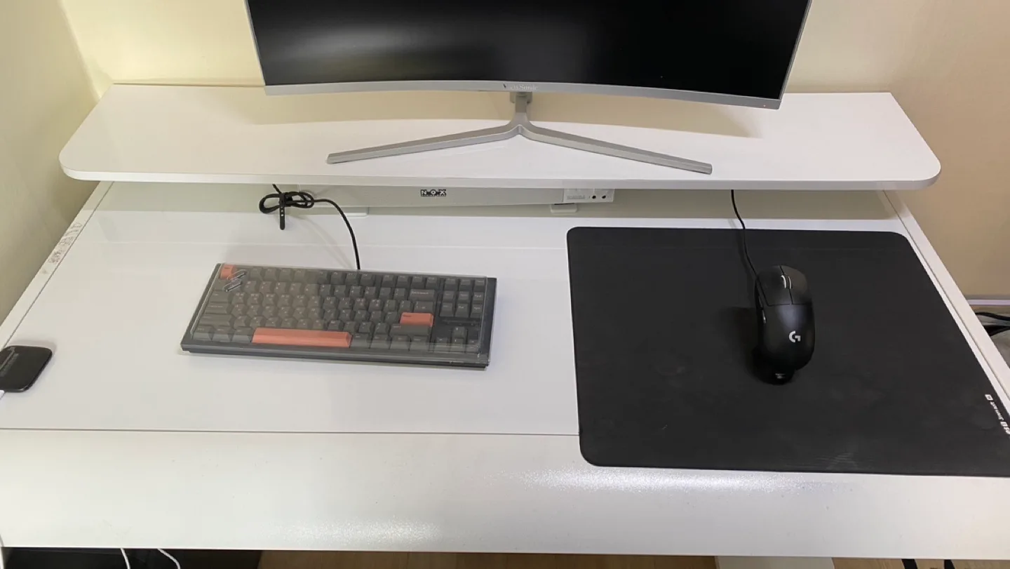 누아 델타B형 게이밍 컴퓨터 책상 1240 화이트 중고 판매합니다