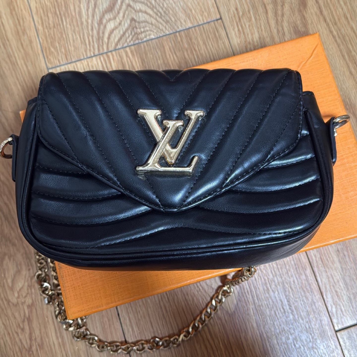 cos(코스) 리플 크로스바디백 블랙