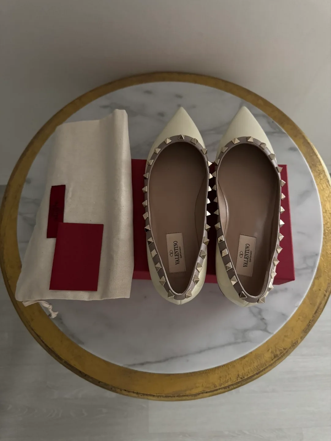 발렌티노 락스터드 발레리나 플랫 에나멜 (1 번착용 중고)