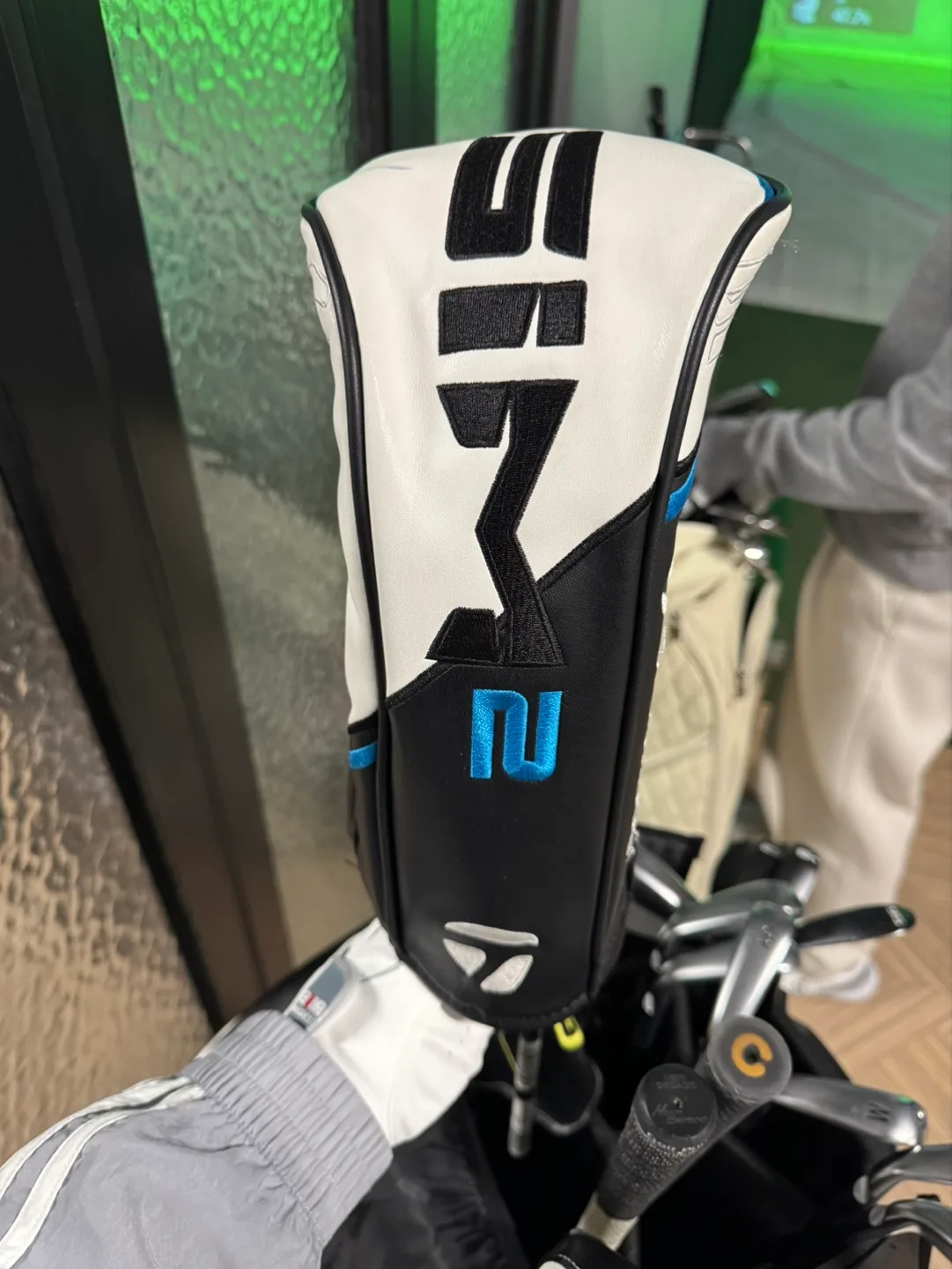 테일러메이드 SIM2 MAX 드라이버