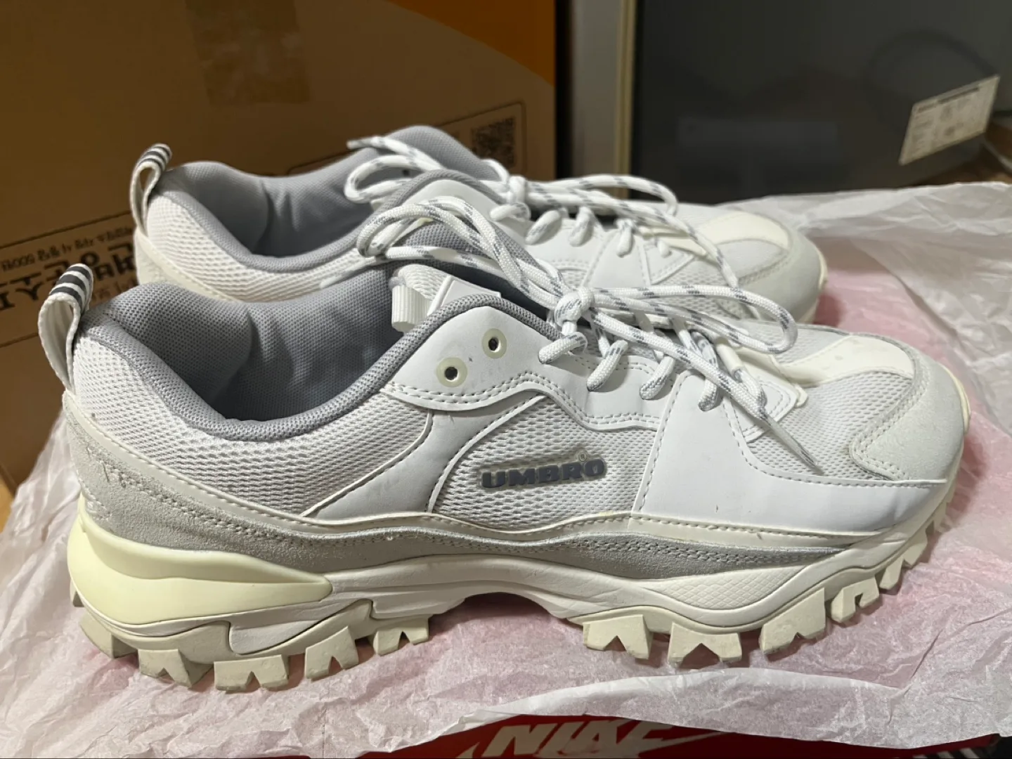 엄브로의 중고 신발입니다