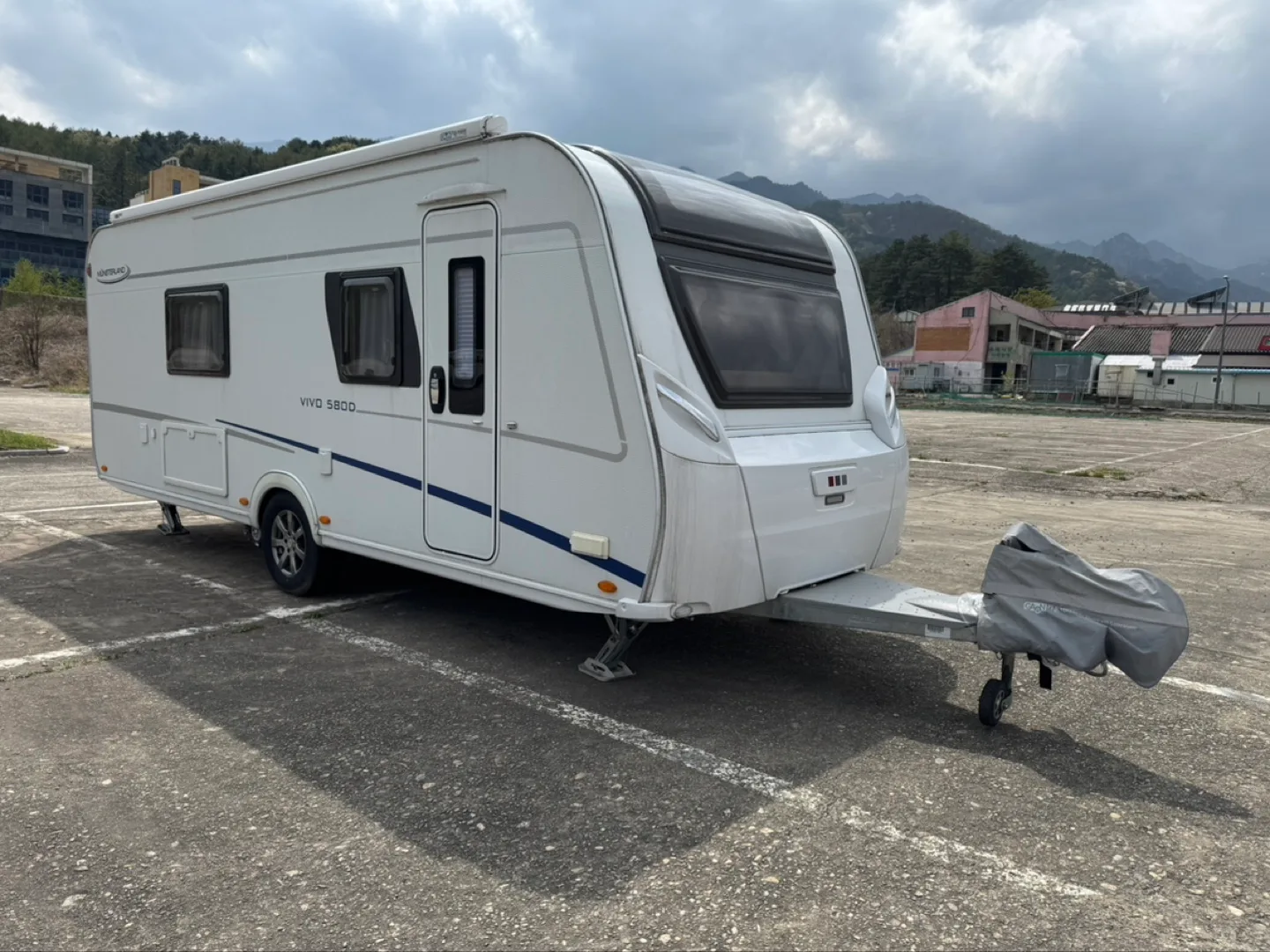 럭셔리 감성 캠핑의 시작, LMC VIVO 580D 중고 카라반 판매합니다