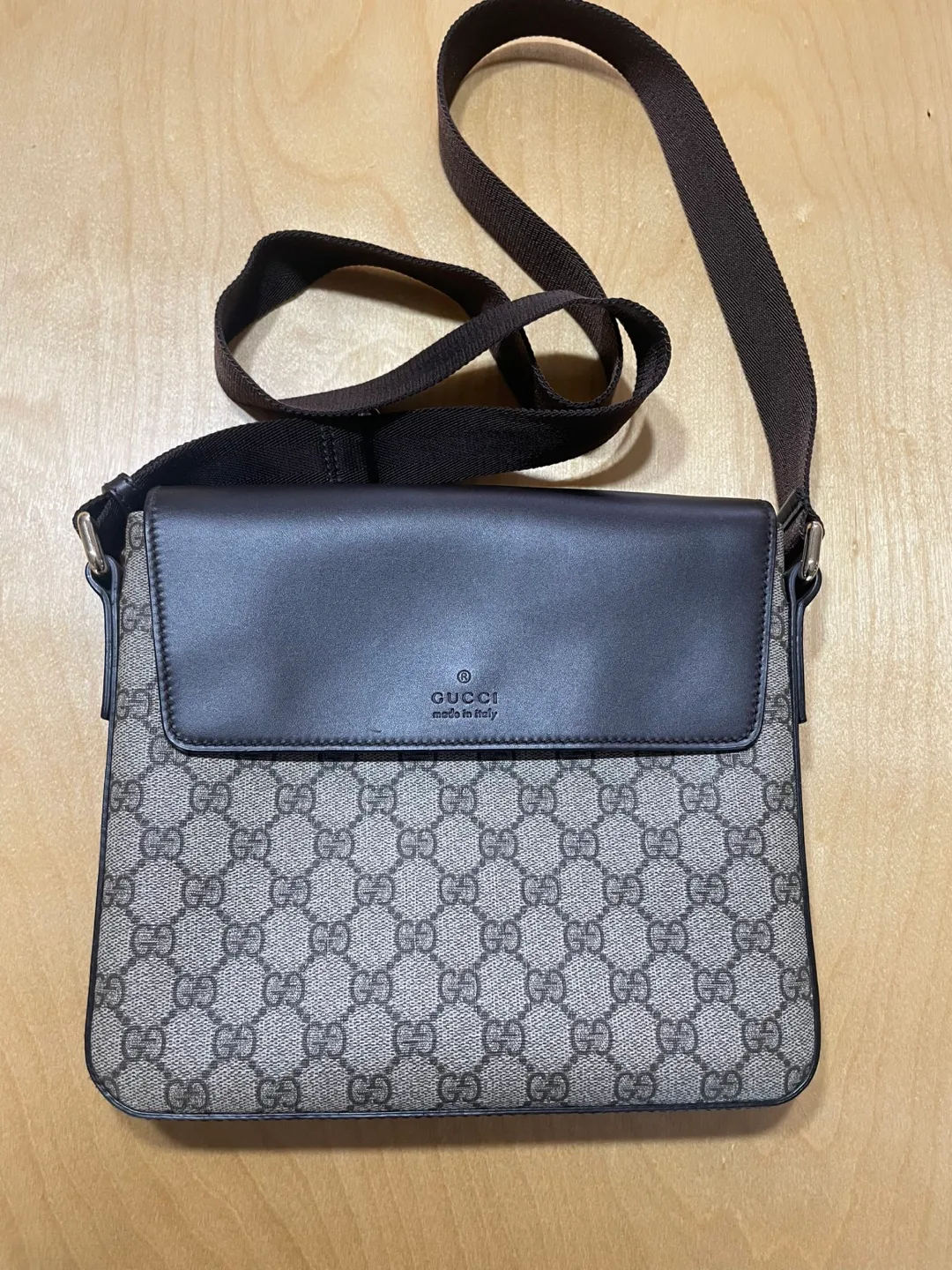 구찌 GG 수프림 메신저백 브라운