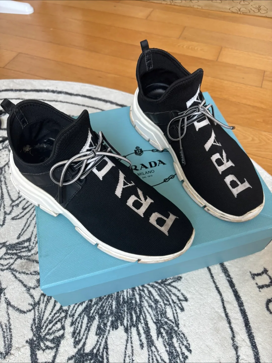 프라다 삭스니트러너 스니커즈 (현제중고가 40중반)
