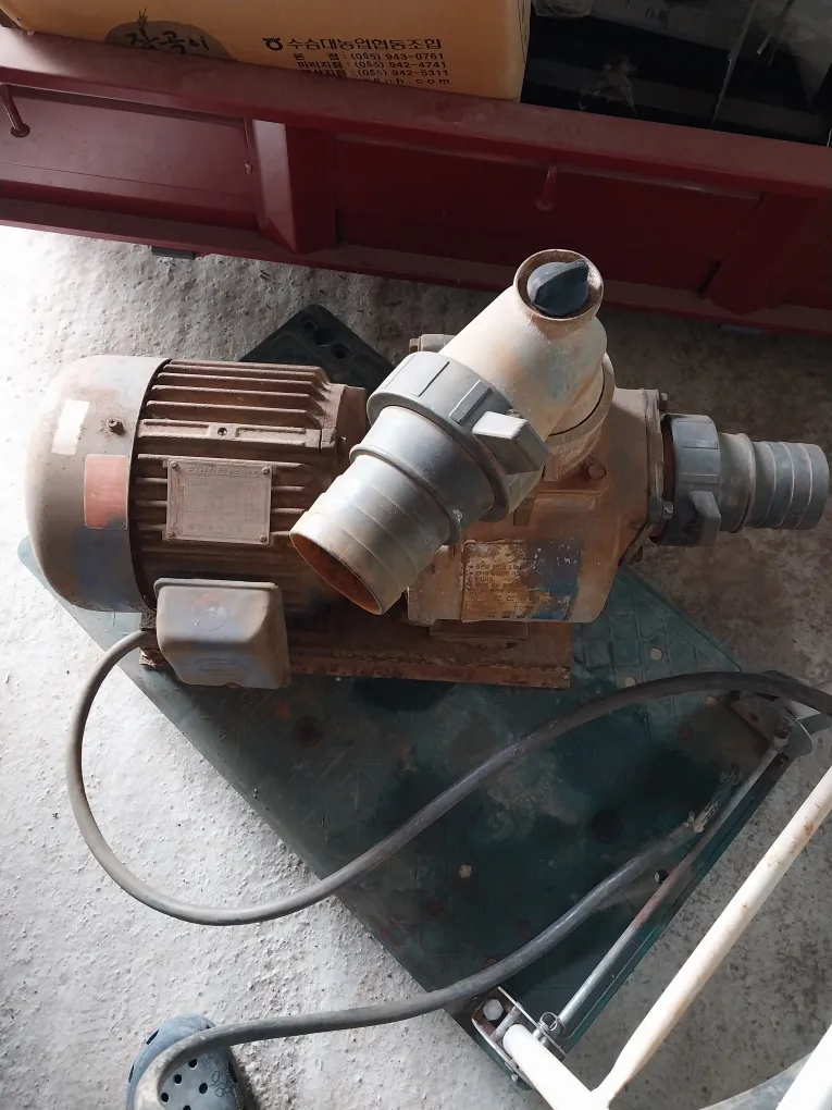 펌프모터 5마력 입출구50미리 20만원 예비용사용으로 이상없슴 중고특성상 반품불가
