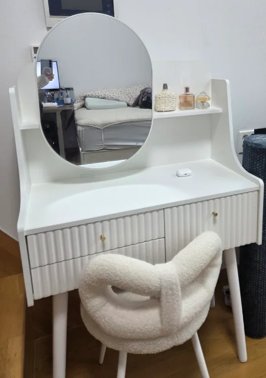 예쁜 화장대와 귀여운 의자 세트 판매합니다