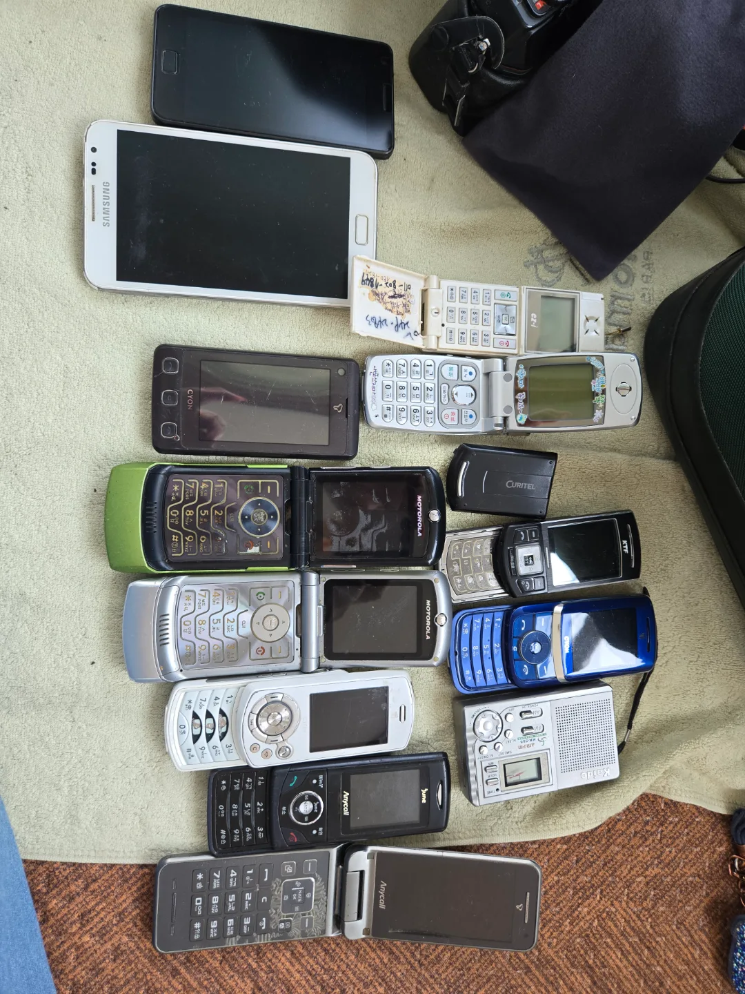 중고 휴대폰 12개 및 소니 WM-EX621 워크맨