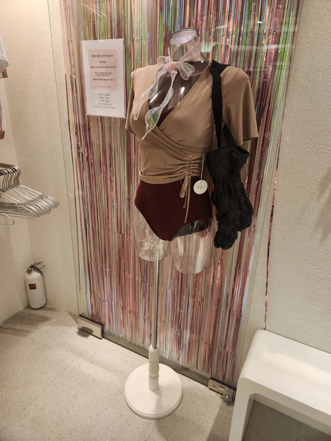 여성 상반신 투명 마네킹