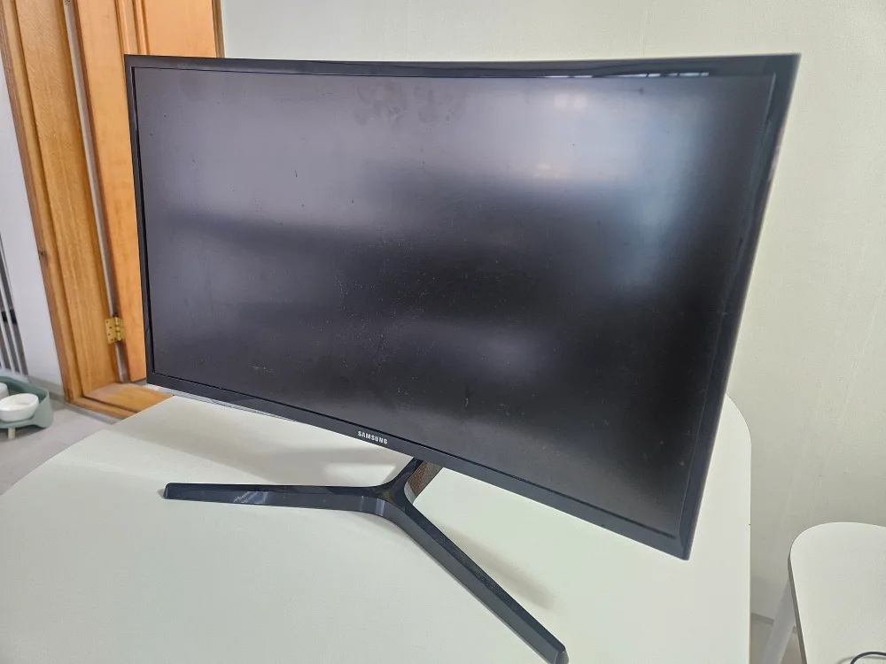 삼성 27인치 커브드 모니터 중고 7만원에 판매합니다.