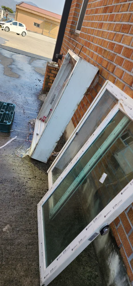 창문 틀샤시 중고  사용감있음