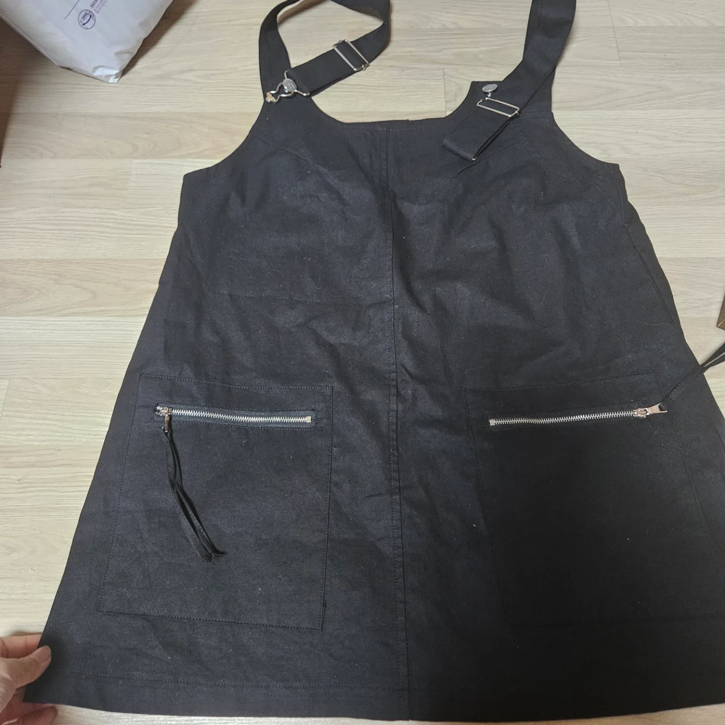 검정색 멜빵 원피스