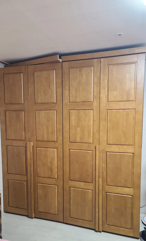 통 원목 장농 , 인조 대리석 식탁 판매 합니다  중고 특성상 교환  및 반품  불가 입니다.