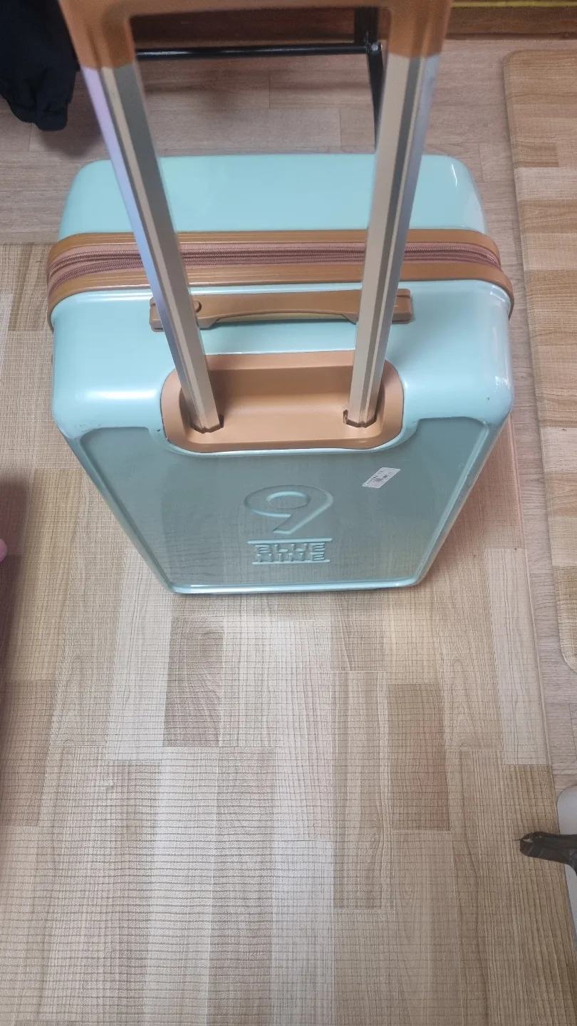 블루나인 여행용 캐리어.중고.잠근장치안됨.감안하고쓸실분.나눔합니다.24인치내지.26인치됨