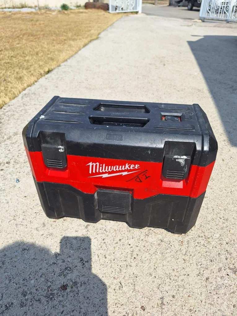 밀워키 무선청소기 M18 VC 2 베어툴 팝니다.