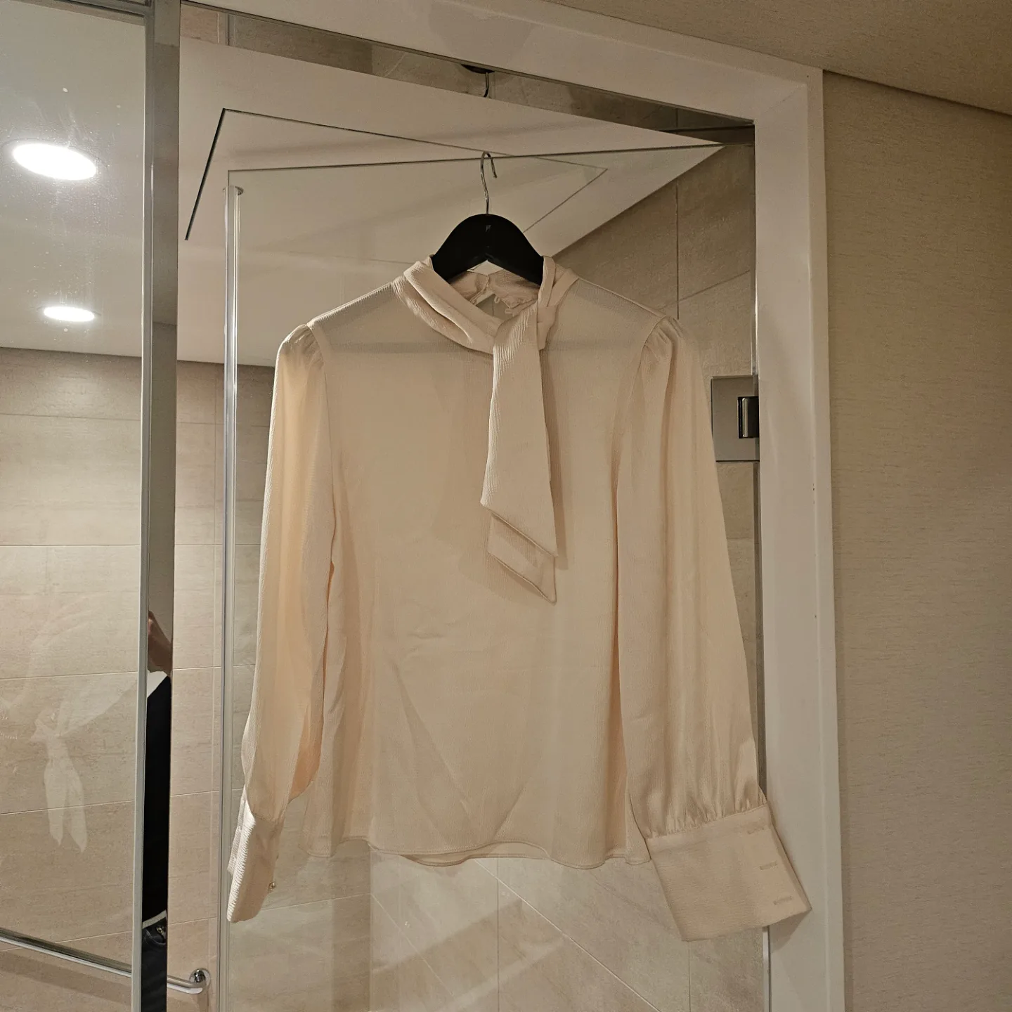 크림 컬러 스카프 블라우스(구입가100,000 착샷o)