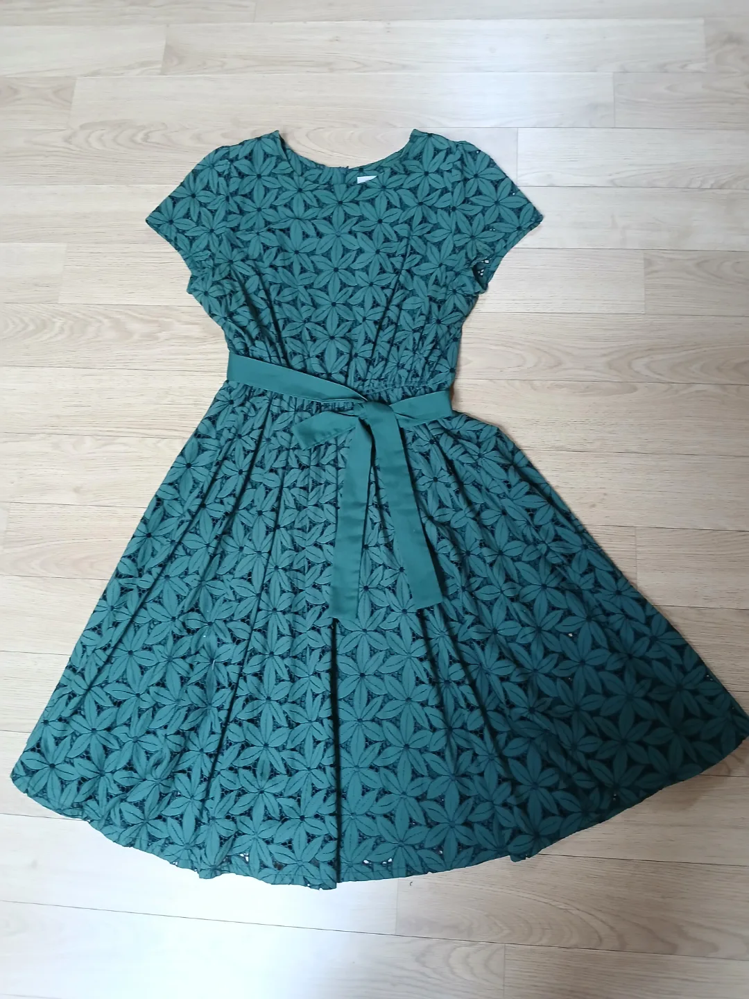 꽃무니 펀칭 레이스 원피스