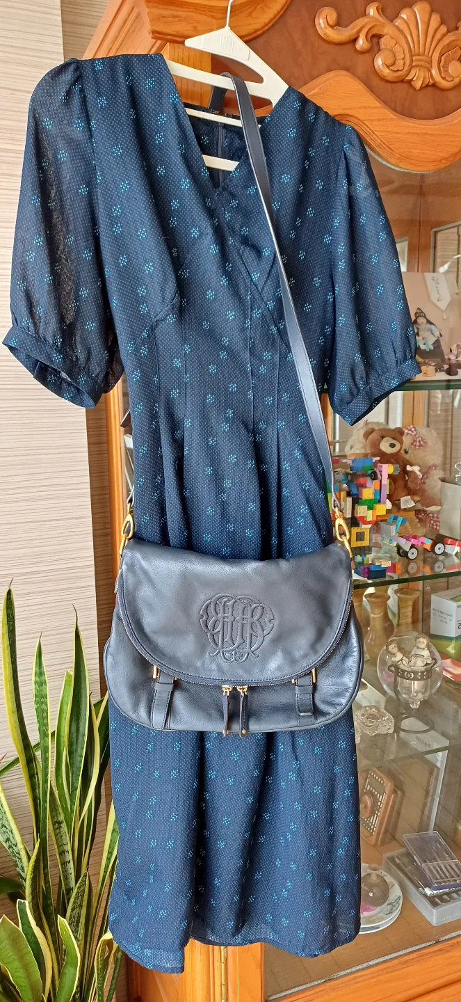 빈폴 다크네이비 가죽크로스백 깨끗