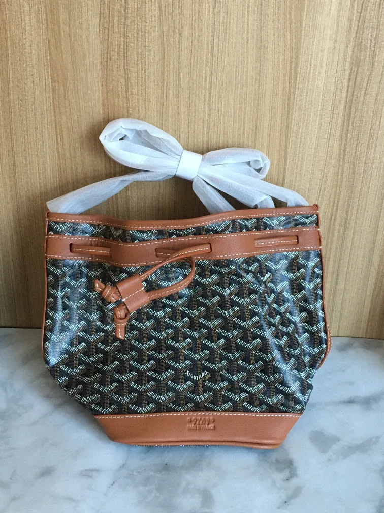 디테일이 살아있는 고야드 쁘띠 플로