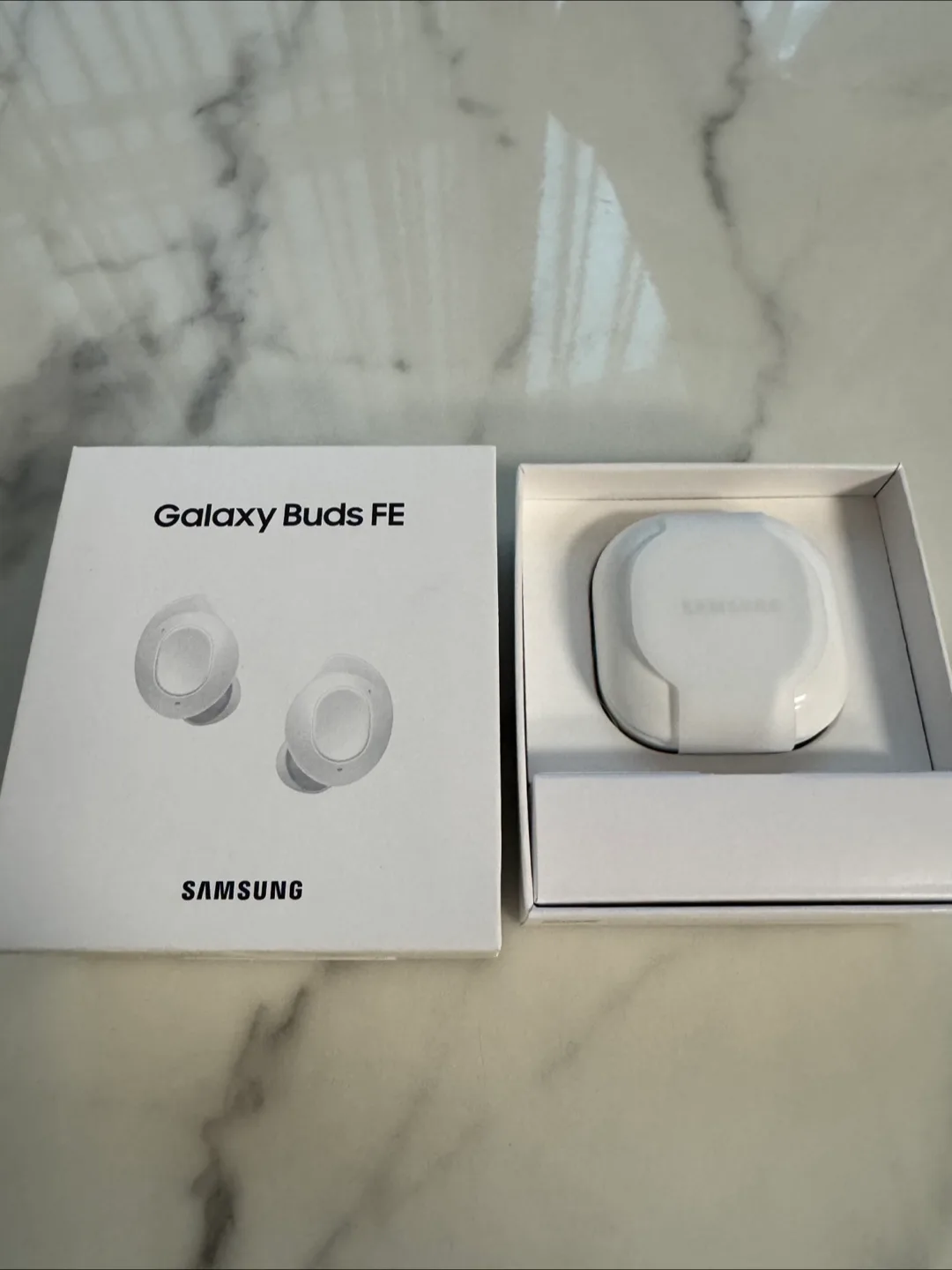 갤럭시 버즈 FE 화이트 블루투스 이어폰.