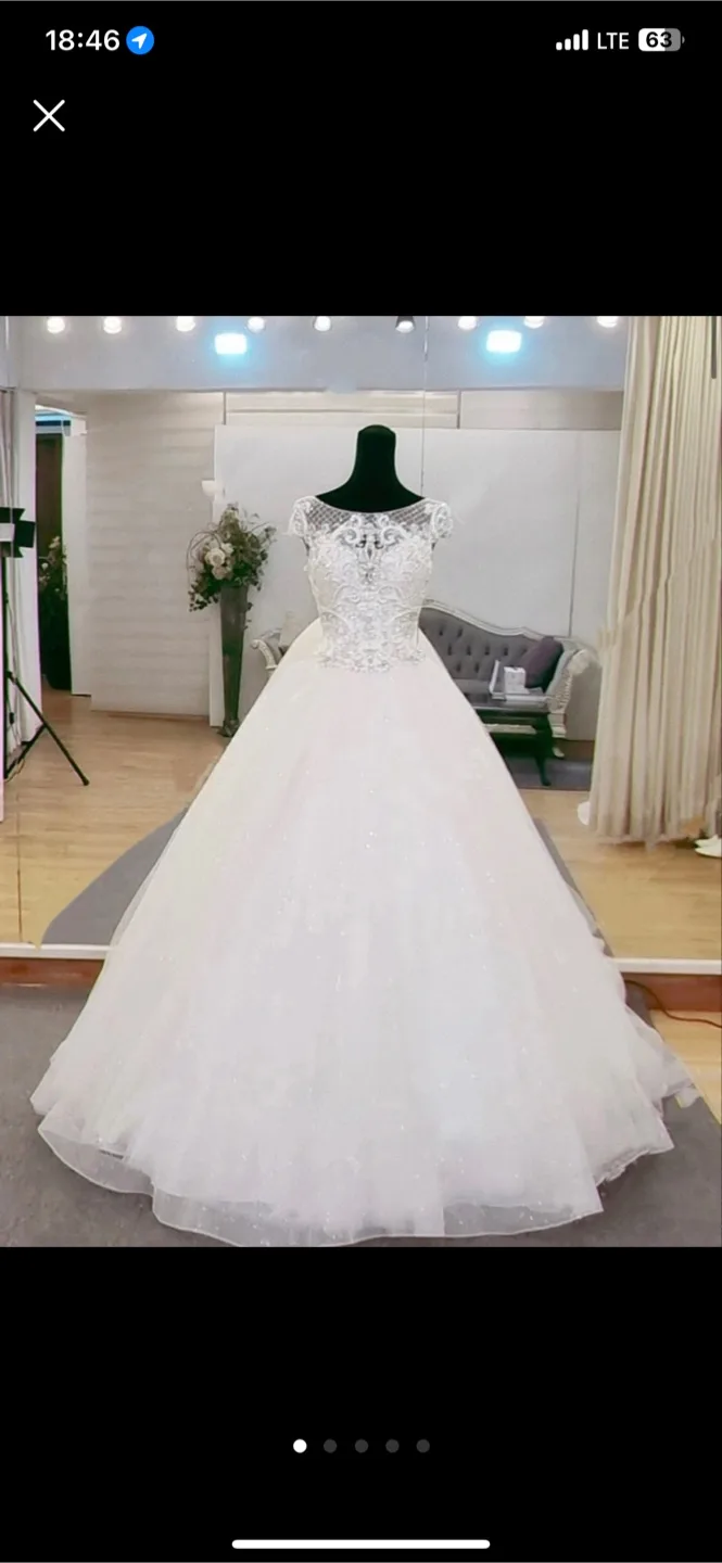 [판매] 벨라인 웨딩드레스 (청담동 디자이너 웨딩샵 구매, 본식 1회 착용) 베일+패티코트(미개봉 상품 드림)
