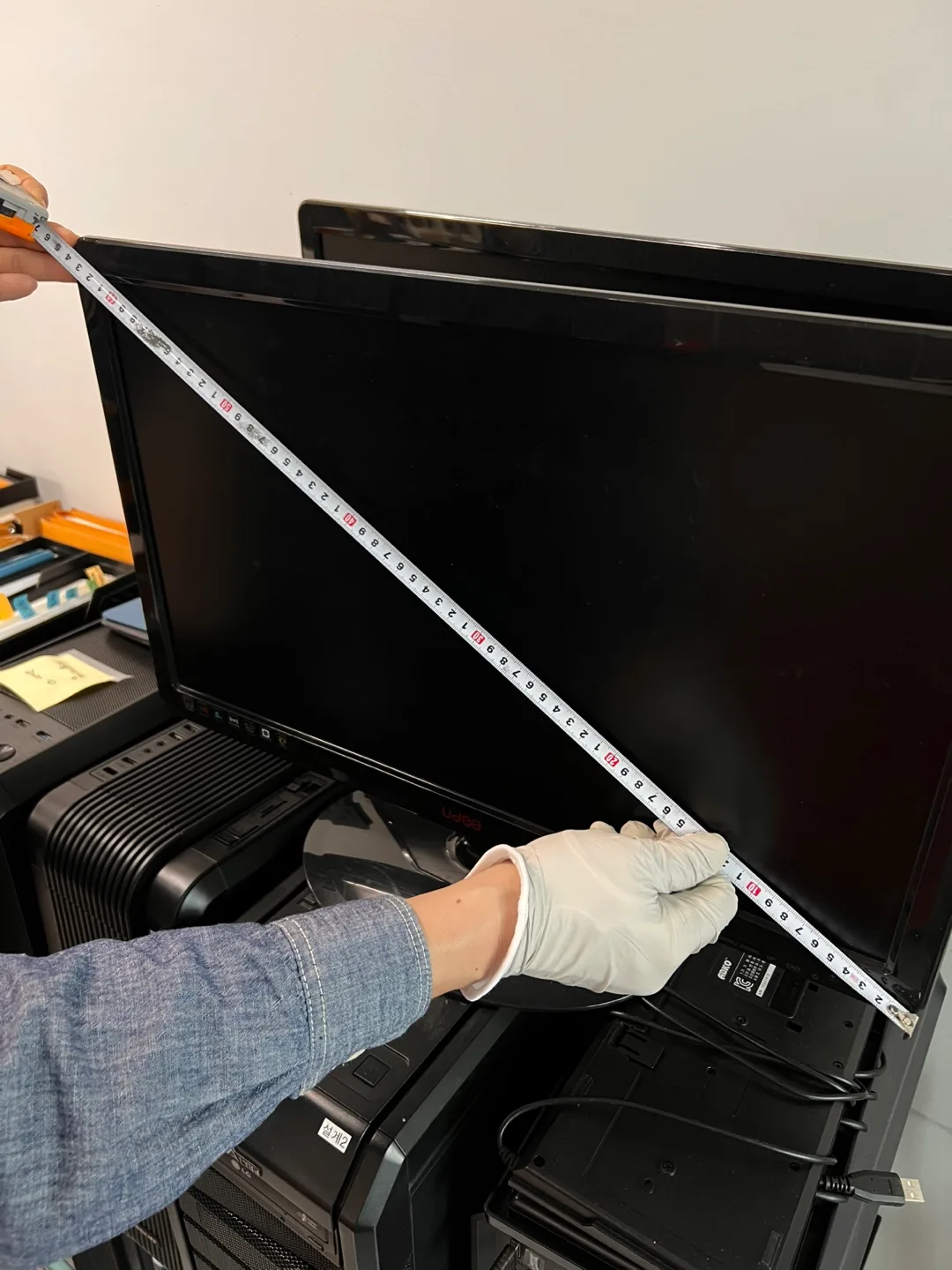 유디아 모니터 23인치 팝니다.