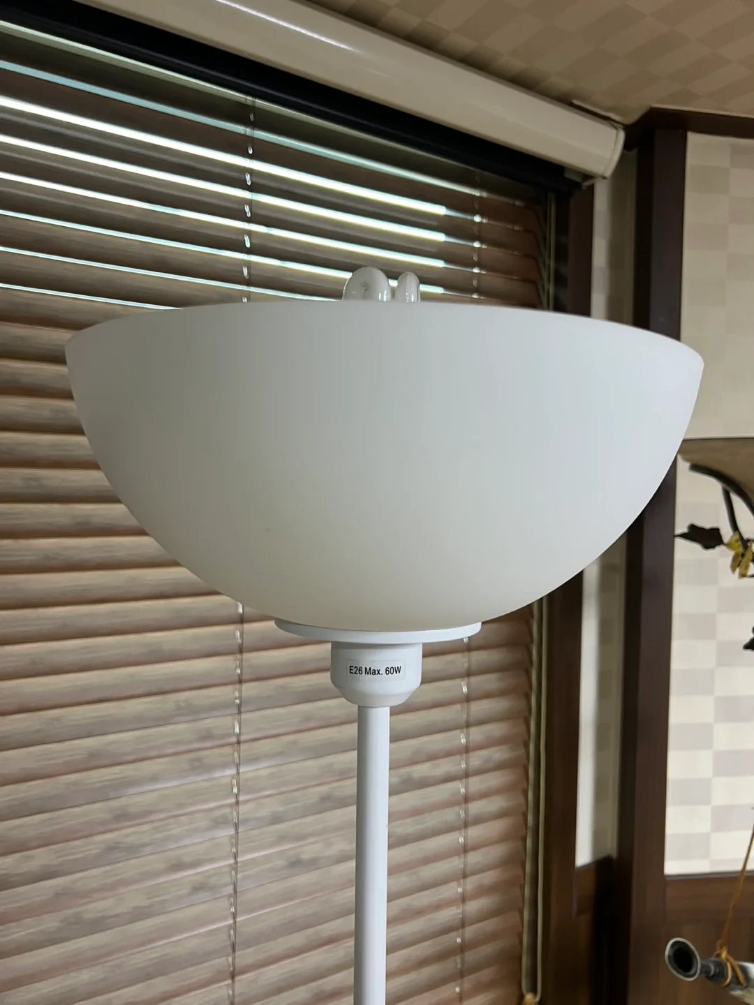 심플한 흰색 플로어 스탠드 조명